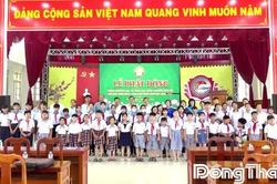 Xã Vĩnh Bình: Tặng 190 phần quà, suất học bổng cho học sinh có hoàn cảnh khó khăn