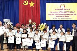 Hội Khuyến học tỉnh Gia Lai trao 140 suất học bổng cho học sinh vượt khó tại 7 xã biên giới