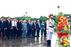 Lãnh đạo tỉnh Gia Lai dâng hoa, dâng hương trước Tượng đài Bác Hồ với các dân tộc Tây Nguyên và Nghĩa trang Liệt sĩ tỉnh