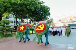 Phường Tây Nha Trang tổ chức lễ viếng, đặt vòng hoa tại Tượng đài 23 tháng 10