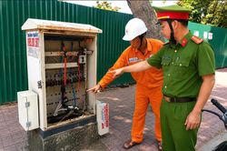 Công ty Cổ phần Điện lực Khánh Hòa phối hợp với Công an phường Nam Nha Trang bảo vệ an toàn công trình điện
