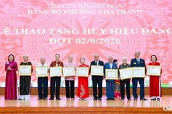 Đảng ủy phường Nha Trang trao Huy hiệu Đảng cho 616 đảng viên