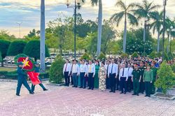 Dâng hương viếng Nghĩa trang liệt sĩ Ninh Hòa - Vạn Ninh