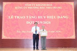 Đảng ủy phường Bắc Nha Trang trao Huy hiệu Đảng cho 355 đảng viên