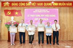 Đảng ủy phường T&acirc;y Nha Trang trao Huy hiệu Đảng cho 188 đảng vi&ecirc;n