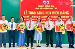 Đảng ủy phường Ninh Chử trao Huy hiệu Đảng cho 43 đảng vi&ecirc;n