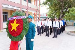L&atilde;nh đạo x&atilde; Vạn Thắng viếng c&aacute;c Anh h&ugrave;ng, liệt sĩ