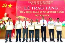 Đảng ủy xã Hòa Trí trao Huy hiệu 30, 35 và 45 tuổi Đảng cho 10 đảng viên