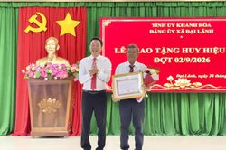 Đảng ủy x&atilde; Đại L&atilde;nh trao Huy hiệu Đảng cho 11 đảng vi&ecirc;n