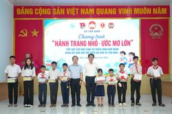Trao 25 suất qu&agrave; cho học sinh c&oacute; ho&agrave;n cảnh kh&oacute; khăn ở x&atilde; T&acirc;n Định