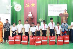 Tuyên truyền bảo vệ hành lang an toàn lưới điện cao áp và tặng quà tại xã Nam Cam Ranh