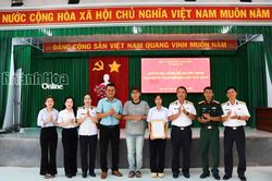 Lữ đo&agrave;n 101 nhận đỡ đầu con ngư d&acirc;n x&atilde; Đại L&atilde;nh