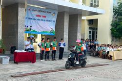 Tuyên truyền pháp luật về trật tự, an toàn giao thông cho gần 800 học sinh