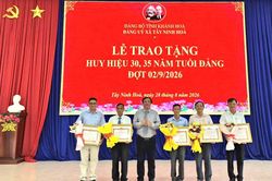 Đảng ủy x&atilde; T&acirc;y Ninh H&ograve;a trao Huy hiệu 30, 35 năm tuổi Đảng cho 14 đảng vi&ecirc;n