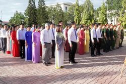 Phường Cam Ranh tổ chức d&acirc;ng hương, d&acirc;ng hoa tại Tượng đ&agrave;i B&aacute;c Hồ