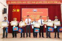 Đảng ủy x&atilde; Đ&ocirc;ng Kh&aacute;nh Sơn trao tặng Huy hiệu Đảng cho 8 đảng vi&ecirc;n