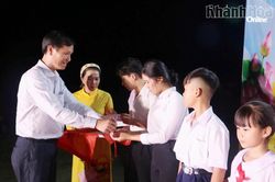Đ&ecirc;m nhạc g&acirc;y quỹ khuyến học x&atilde; Di&ecirc;n Thọ vận động được gần 200 triệu đồng