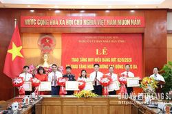 Trao tặng Huy hiệu Đảng đợt 2/9 và Huân chương Lao động hạng Ba cho cá nhân có thành tích xuất sắc