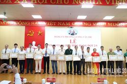 142 đảng viên phường Lương Văn Tri được trao tặng Huy hiệu Đảng đợt 2/9