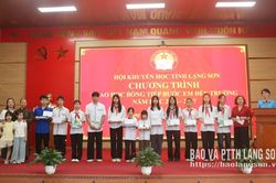 Trao 60 suất học bổng &ldquo;Tiếp bước em đến trường&rdquo; cho học sinh tại x&atilde; Ho&agrave;ng Văn Thụ v&agrave; x&atilde; Đồng Đăng