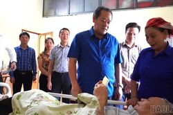 Đồng ch&iacute; L&yacute; B&igrave;nh Minh thăm, tặng qu&agrave; nguy&ecirc;n c&aacute;n bộ l&atilde;nh đạo tỉnh L&agrave;o Cai H&agrave; Xu&acirc;n Kiến