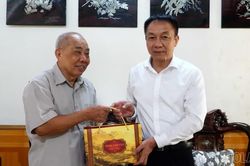 Đồng chí Vũ Quỳnh Khánh thăm, tặng quà nguyên lãnh đạo tỉnh nhân dịp Quốc khánh 2/9