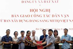 Nghĩa Đ&ocirc;, B&aacute;t X&aacute;t b&agrave;n giao nhiệm vụ tham mưu c&ocirc;ng t&aacute;c d&acirc;n vận về Ủy ban MTTQ Việt Nam x&atilde;