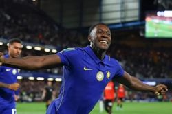 Danny Welbeck ghi bàn giúp Chelsea đánh bại Luton Town 2-0 để tiến vào vòng 3 Carabao Cup