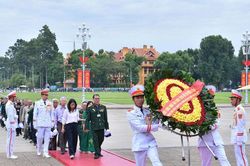 Đoàn đại biểu người có công với cách mạng tỉnh Lâm Đồng tham quan, tri ân tại Hà Nội