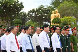 Lãnh đạo tỉnh Lâm Đồng dâng hương tưởng niệm Chủ tịch Hồ Chí Minh và các Anh hùng liệt sĩ tại Nghĩa trang Liệt sĩ Bình Thuận
