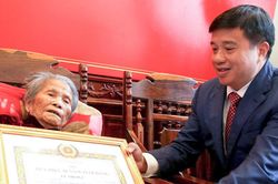 B&iacute; thư Tỉnh ủy L&acirc;m Đồng Y Thanh H&agrave; Ni&ecirc; Kđăm trao Huy hiệu 80 năm tuổi Đảng cho đảng vi&ecirc;n L&ecirc; Thị Dục