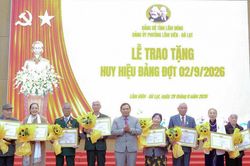 Phó Chủ tịch HĐND tỉnh Lâm Đồng K' Mák trao Huy hiệu Đảng tại phường Lâm Viên - Đà Lạt
