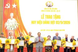 Ph&oacute; Chủ tịch HĐND tỉnh L&acirc;m Đồng K' M&aacute;k trao Huy hiệu Đảng tại phường L&acirc;m Vi&ecirc;n - Đ&agrave; Lạt