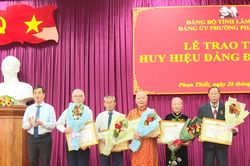 197 đảng vi&ecirc;n phường Phan Thiết vinh dự nhận Huy hiệu Đảng dịp Quốc kh&aacute;nh