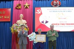 Thiếu tướng Trương Minh Đương dự lễ trao Huy hiệu Đảng tại phường Cam Ly - Đ&agrave; Lạt