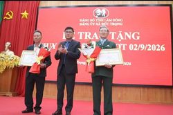 Chánh Văn phòng Tỉnh ủy Nguyễn Khắc Bình trao Huy hiệu Đảng tại xã Đức Trọng
