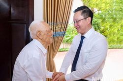 Đồng chí Phó Bí thư Thường trực Tỉnh ủy Trần Đăng Quỳnh thăm, tặng quà cán bộ Lão thành cách mạng