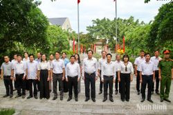 X&atilde; Nho Quan d&acirc;ng hương tưởng niệm Chủ tịch Hồ Ch&iacute; Minh, c&aacute;c Anh h&ugrave;ng liệt sĩ nh&acirc;n dịp Quốc kh&aacute;nh 2/9