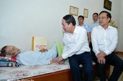 Đồng ch&iacute; Mai Văn Tuất, Ph&oacute; B&iacute; thư Tỉnh ủy, Trưởng Đo&agrave;n ĐBQH tỉnh thăm, tặng qu&agrave; người c&oacute; c&ocirc;ng với c&aacute;ch mạng
