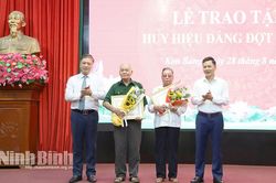 Đảng ủy các phường, xã tổ chức trao tặng Huy hiệu Đảng đợt 2/9 cho đảng viên