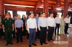 Phường Hoa Lư d&acirc;ng hương tưởng niệm c&aacute;c Anh h&ugrave;ng liệt sĩ nh&acirc;n kỷ niệm 81 năm Quốc kh&aacute;nh 2/9