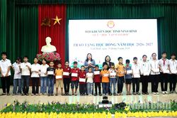 Hội Khuyến học tỉnh trao 64 suất học bổng cho học sinh mồ c&ocirc;i, học sinh ngh&egrave;o, c&oacute; ho&agrave;n cảnh kh&oacute; khăn