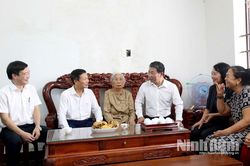 Đồng ch&iacute; Ph&oacute; Chủ tịch Thường trực Ủy ban MTTQ Việt Nam tỉnh thăm, tặng qu&agrave; nh&acirc;n dịp Quốc kh&aacute;nh 2/9