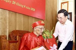 Ph&oacute; B&iacute; thư Tỉnh ủy B&ugrave;i Huy Vĩnh trao Huy hiệu 80 năm tuổi Đảng tặng 2 đảng vi&ecirc;n l&atilde;o th&agrave;nh