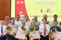X&atilde; Hợp L&yacute;: 68 đảng vi&ecirc;n được trao tặng Huy hiệu Đảng đợt 2/9