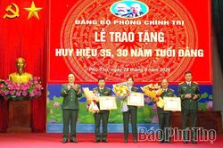 Trao Huy hiệu Đảng tặng c&aacute;c đảng vi&ecirc;n Đảng bộ Ph&ograve;ng Ch&iacute;nh trị - Đảng bộ Qu&acirc;n sự tỉnh