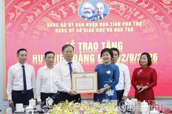 Trao Huy hiệu Đảng tặng c&aacute;c đảng vi&ecirc;n thuộc Đảng bộ Sở Gi&aacute;o dục v&agrave; Đ&agrave;o tạo Ph&uacute; Thọ