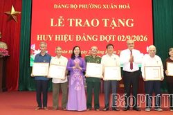 Phường Xu&acirc;n H&ograve;a: 212 đảng vi&ecirc;n được trao tặng Huy hiệu Đảng đợt 2/9