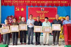 Xã Kim Phú: Trao tặng Huy hiệu Đảng nhân dịp Quốc khánh 2/9