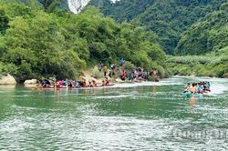 Đua thuyền truyền thống tại Khu du lịch Kim Phú
